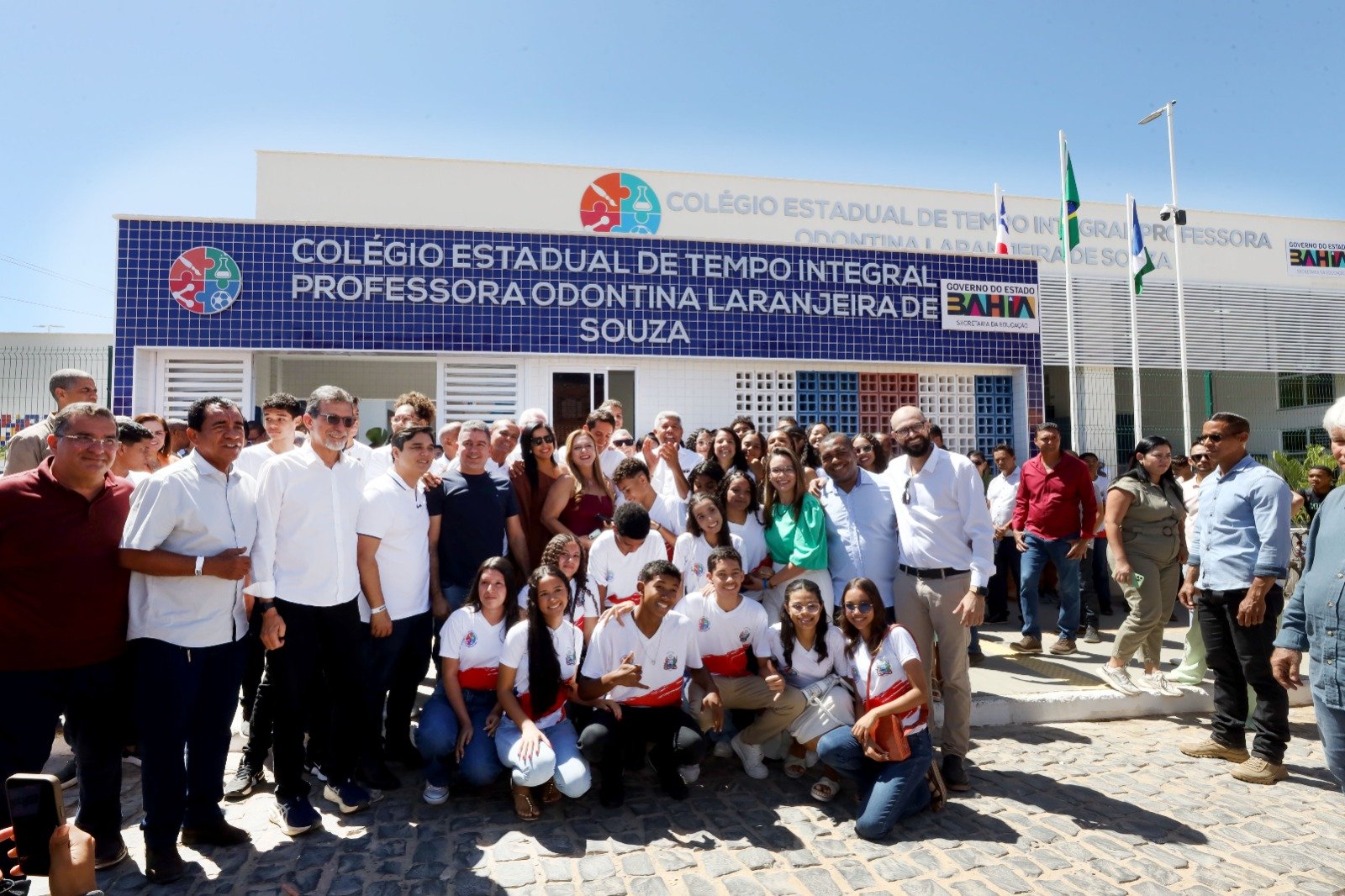Governador entrega conjunto de obras e realiza maior investimento educacional da história de Ibotirama.