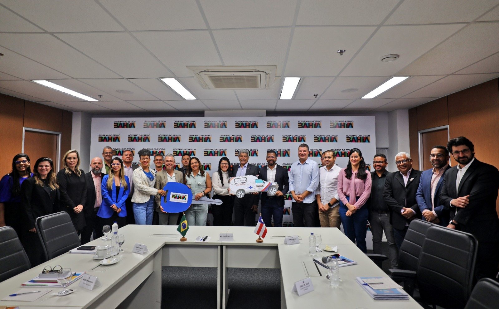 Governador entrega equipamentos para Prefeitura de Candeias e debate obras estruturantes para o município.