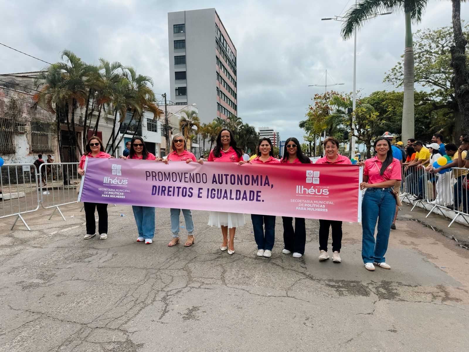 Secretaria de Políticas para Mulheres participa do desfile de 7 de Setembro em Ilhéus.