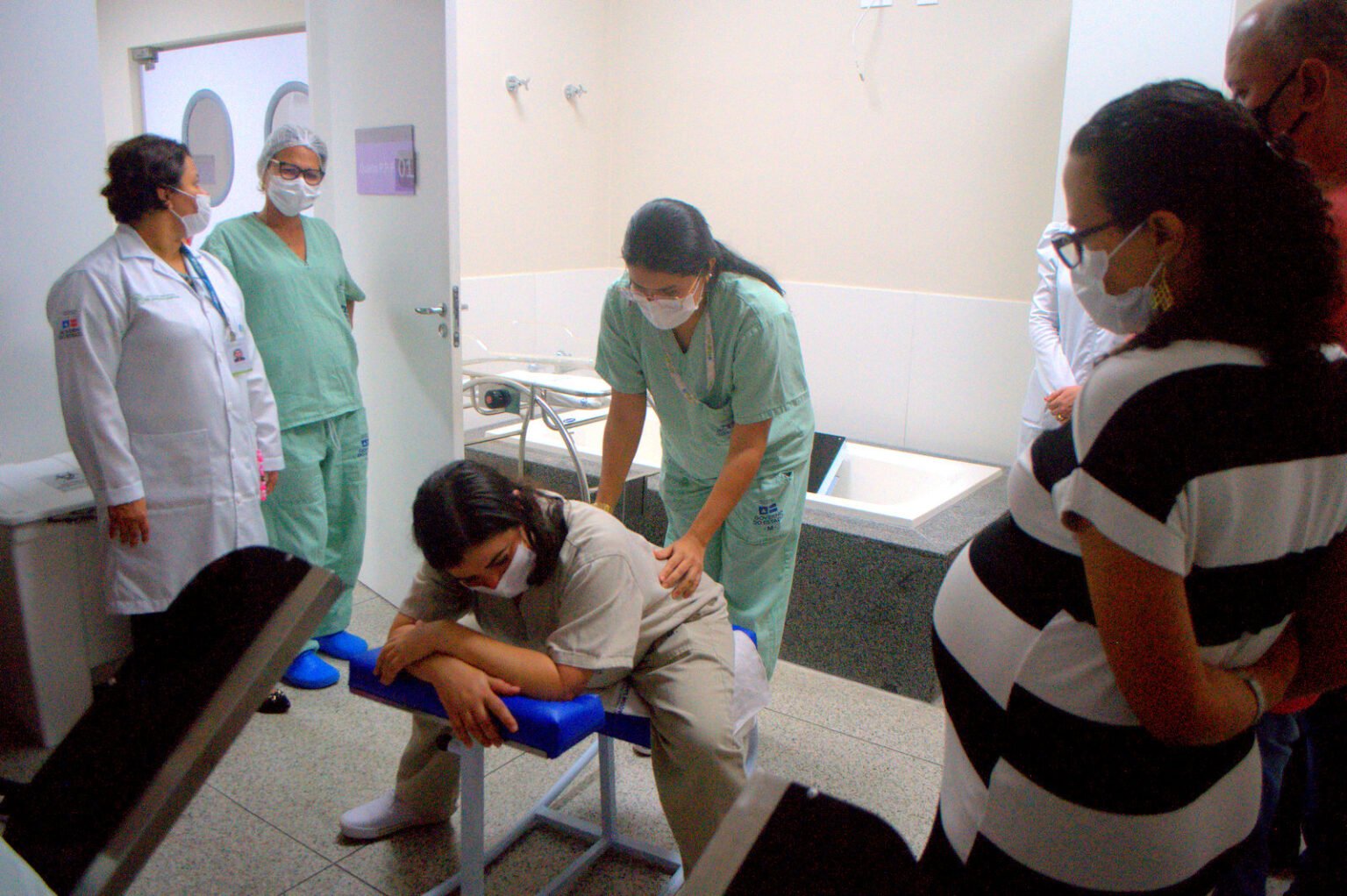 Gestantes vivenciam experiência no Materno-Infantil de Ilhéus antes do parto por meio de visita guiada.