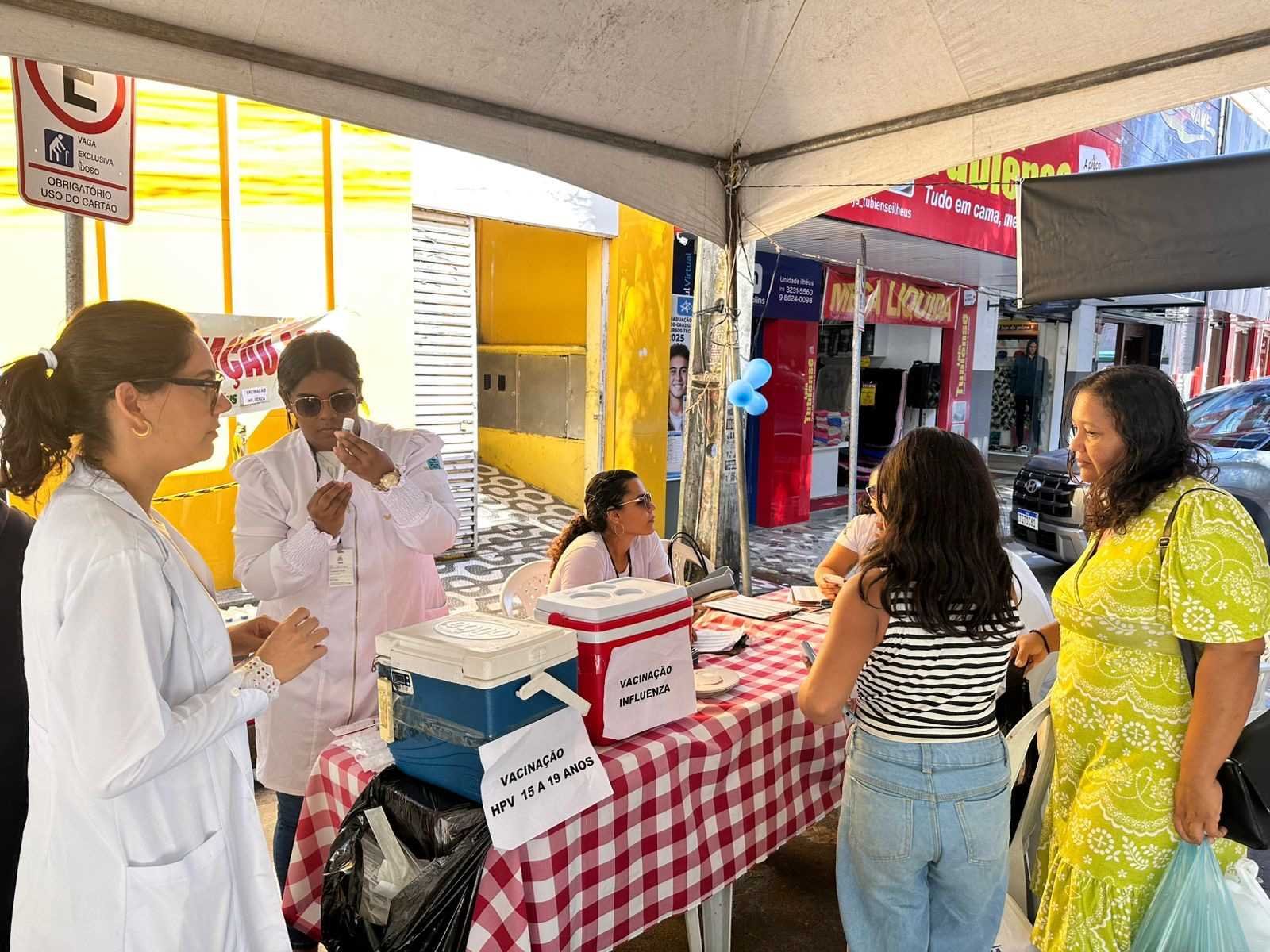 Pit Stop da Saúde reforça prevenção ao câncer de mama e de colo do útero no centro de Ilhéus.