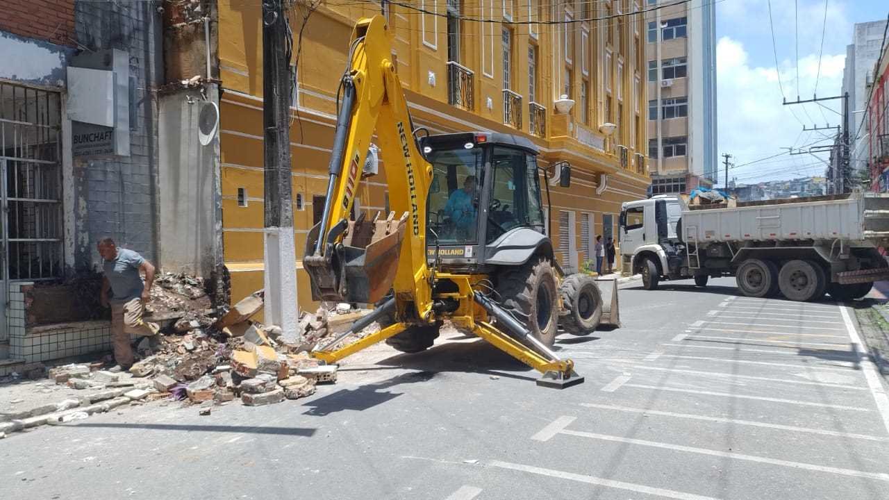 Prefeitura de Ilhéus remove escombros e realiza limpeza após desabamento na Rua Eustáquio Bastos.