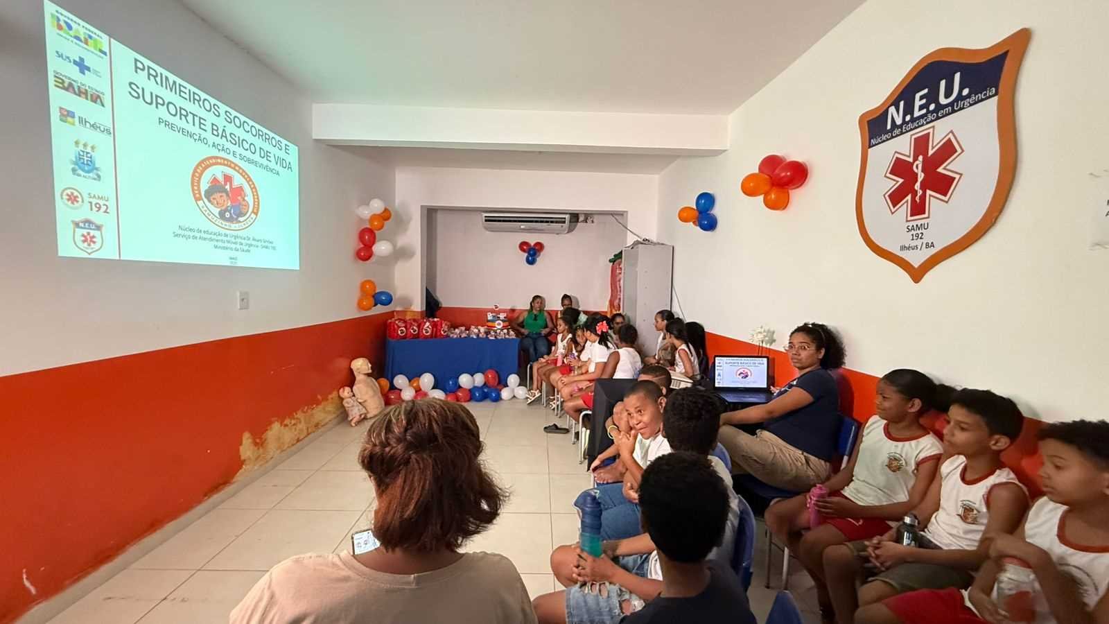 Crianças da Escola Municipal Pinóquio visitam SAMU e aprendem sobre o atendimento de urgência.