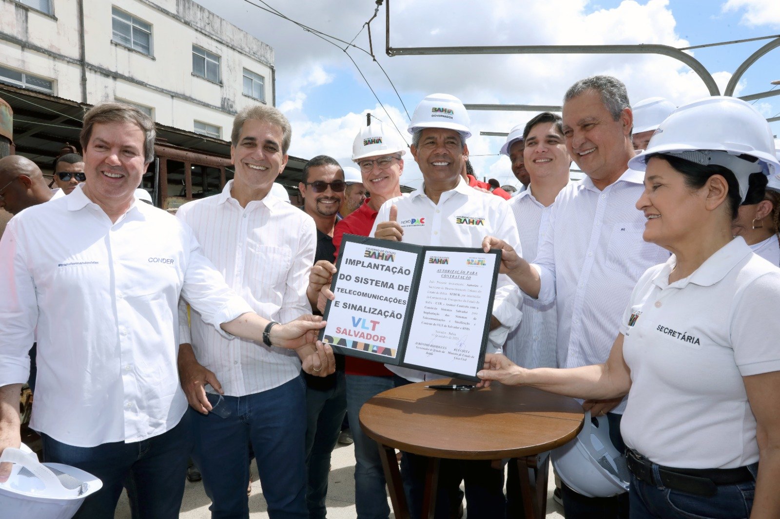 Governador e ministro Rui Costa autorizam implantação de sistemas do VLT e visitam obras em Salvador.