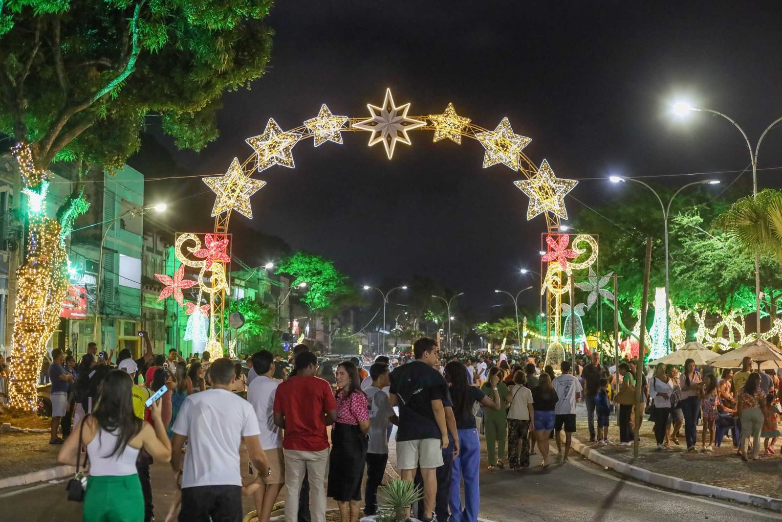 Ilhéus inaugura Natal 2025 com apresentações culturais e decoração especial.