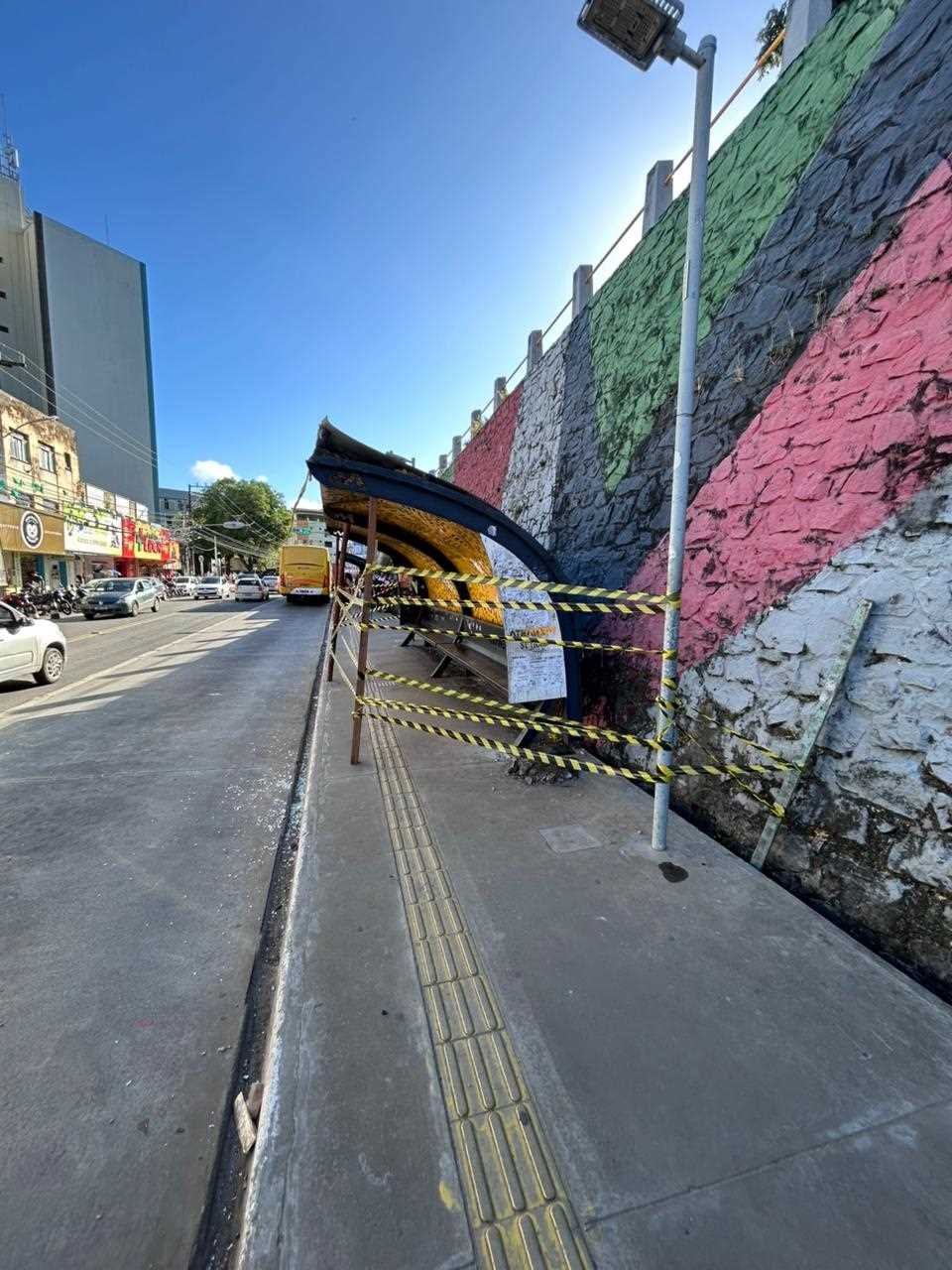 Prefeitura de Ilhéus isola ponto de ônibus e inicia manutenção da estrutura.