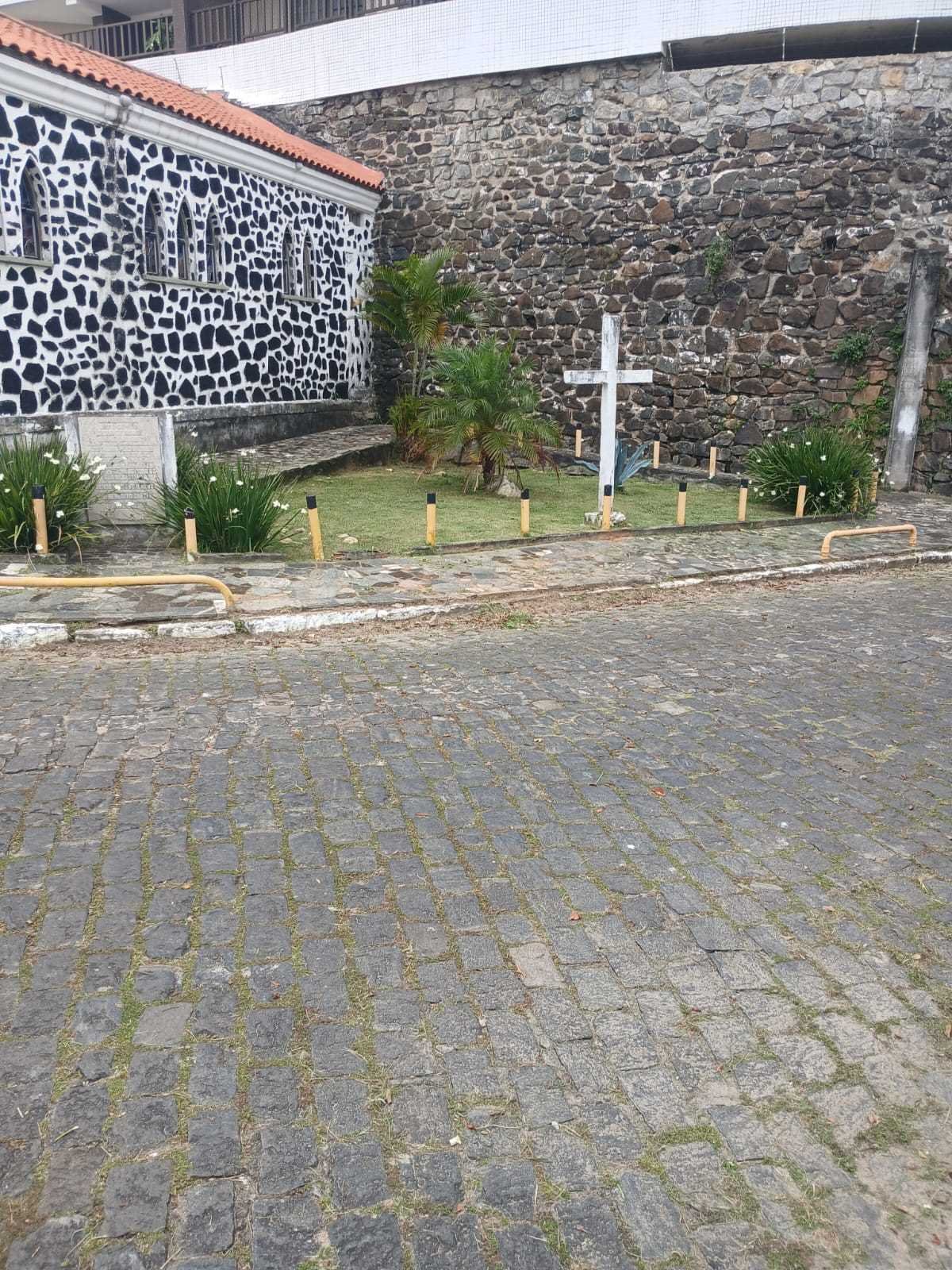 Serviços de limpeza garantem manutenção no entorno da Capela e do Mirante do Outeiro.