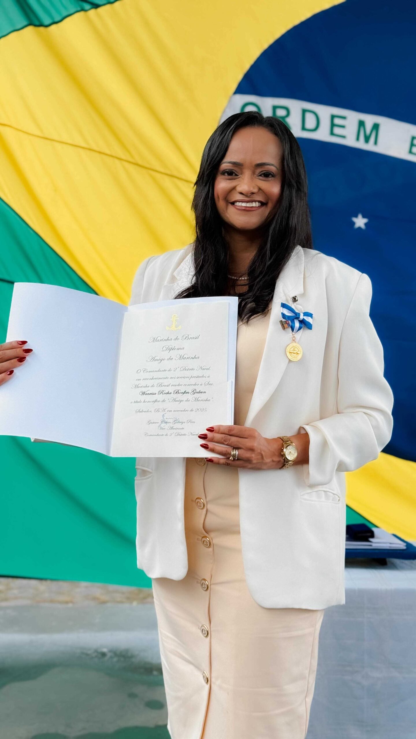 Vice-prefeita Wanessa Gedeon é homenageada com Medalha e Certificado de Amiga da Marinha.