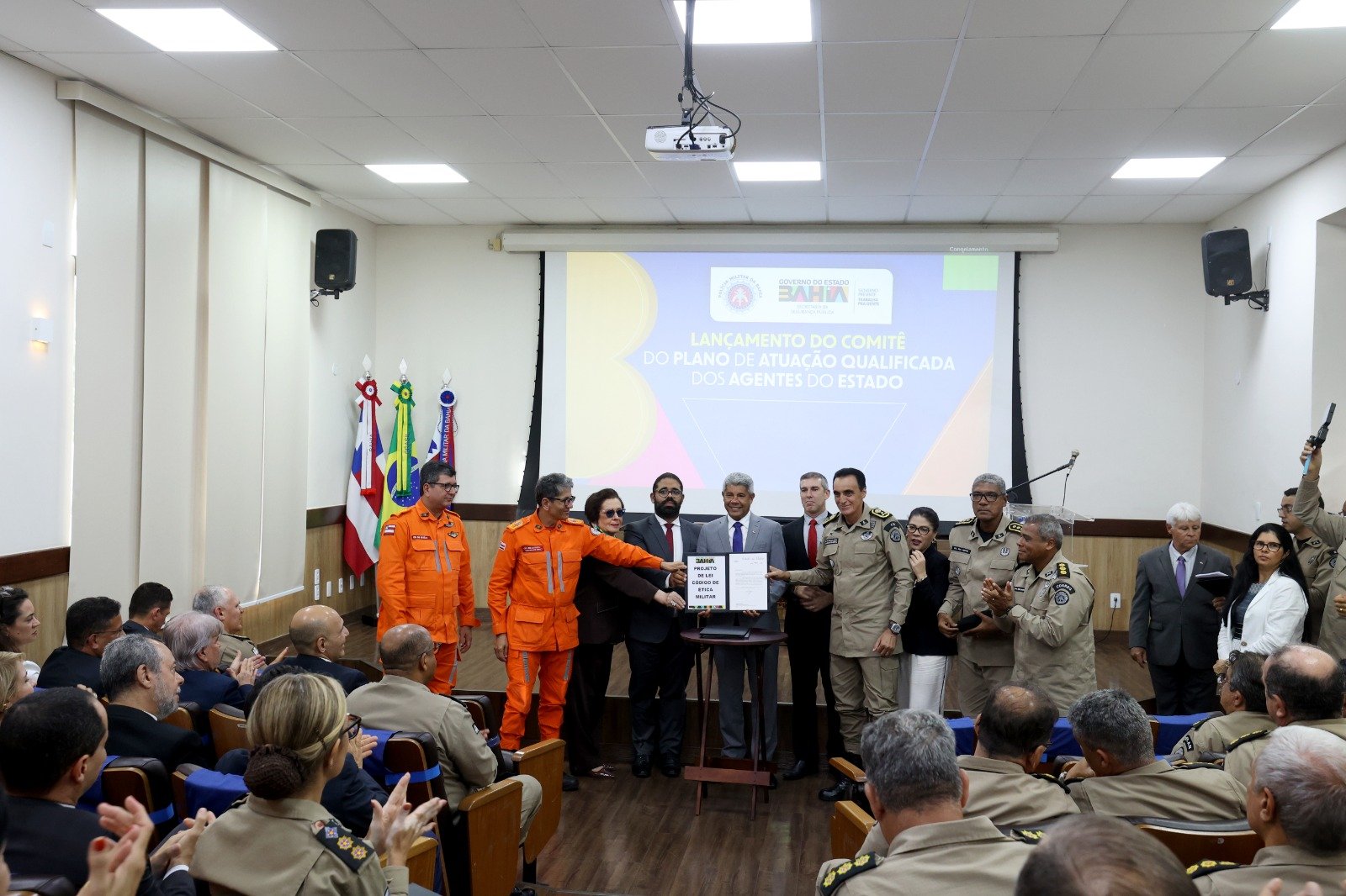 Governo da Bahia institui comitê de monitoramento de operações de segurança pública para aperfeiçoar trabalho policial.