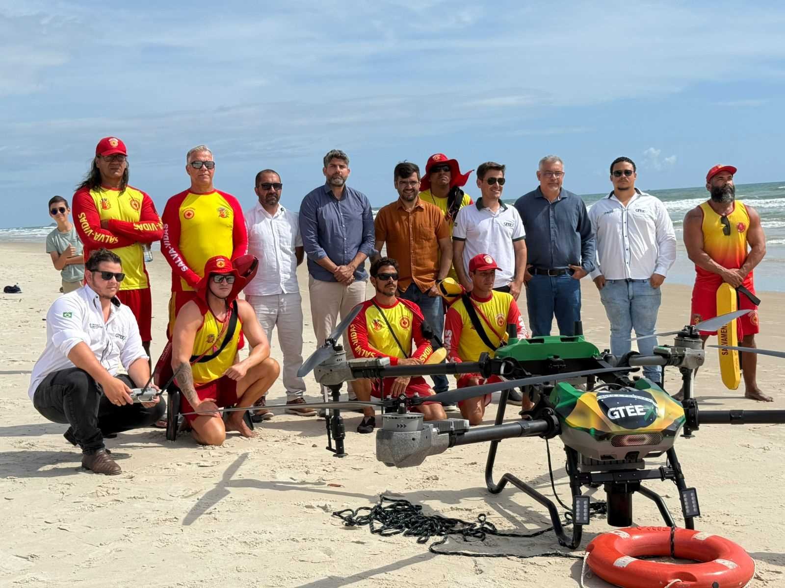 Prefeito Valderico Junior acompanha teste de drone de salvamento aquático.
