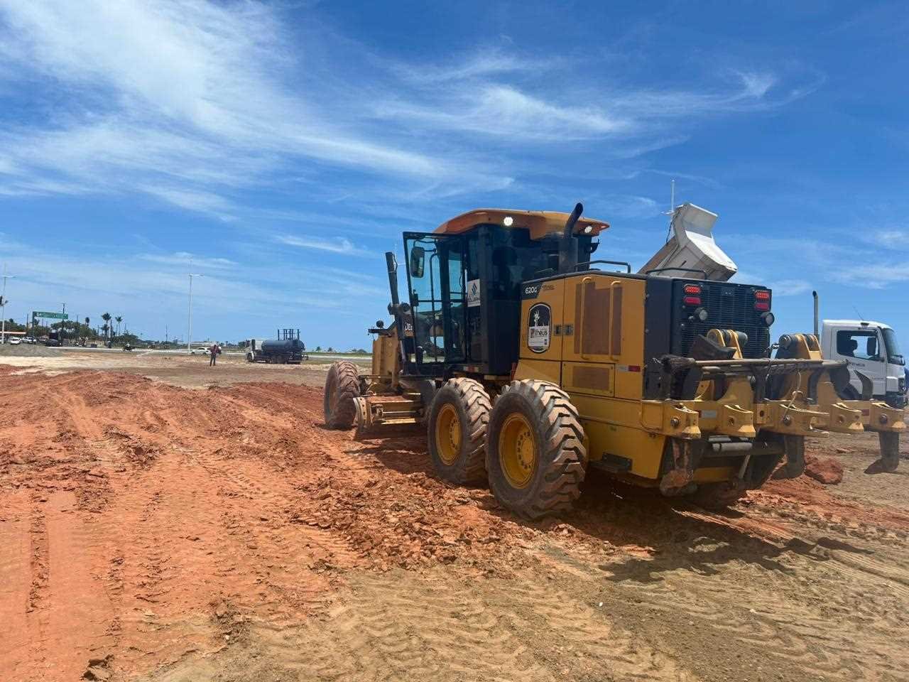 Prefeitura de Ilhéus prepara terreno para implantação de novo estacionamento na Avenida Soares Lopes.