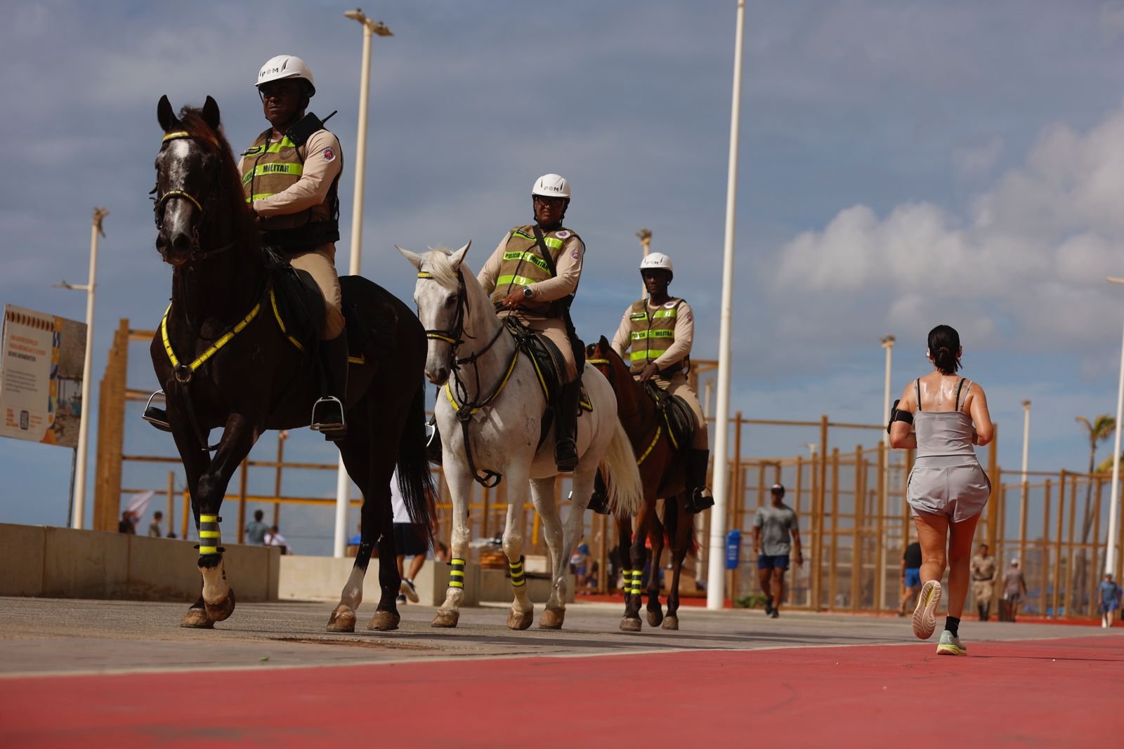 Cavalaria da Polícia Militar auxilia policiais na prevenção de furtos e roubos durante Operação Verão 2025/26.