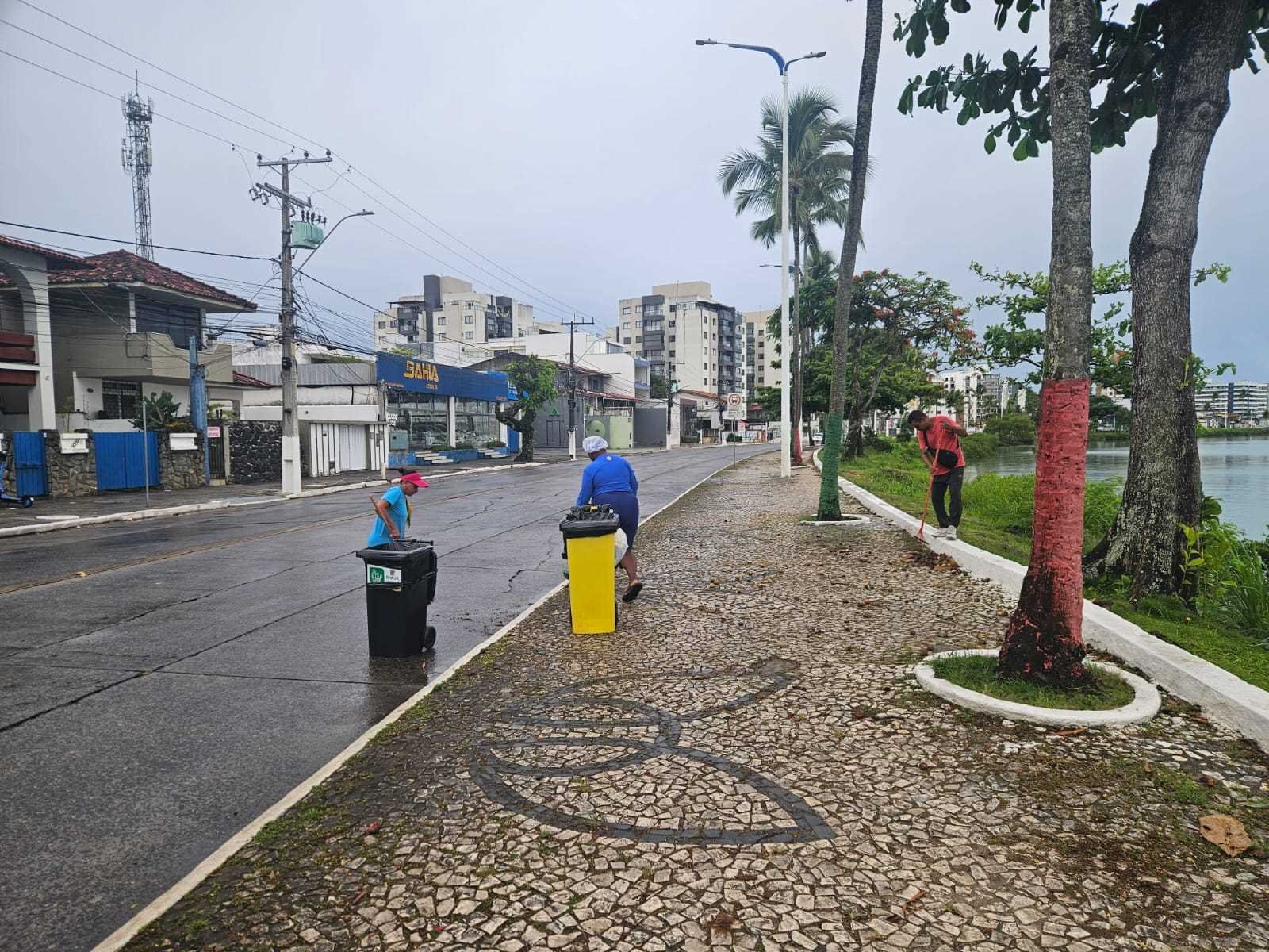 Mutirão de Varrição promove limpeza, no bairro Pontal, em Ilhéus.