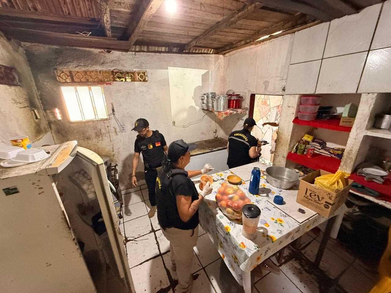 Prefeitura de Ilhéus identifica irregularidades em barraca de praia no Cururupe após denúncia.