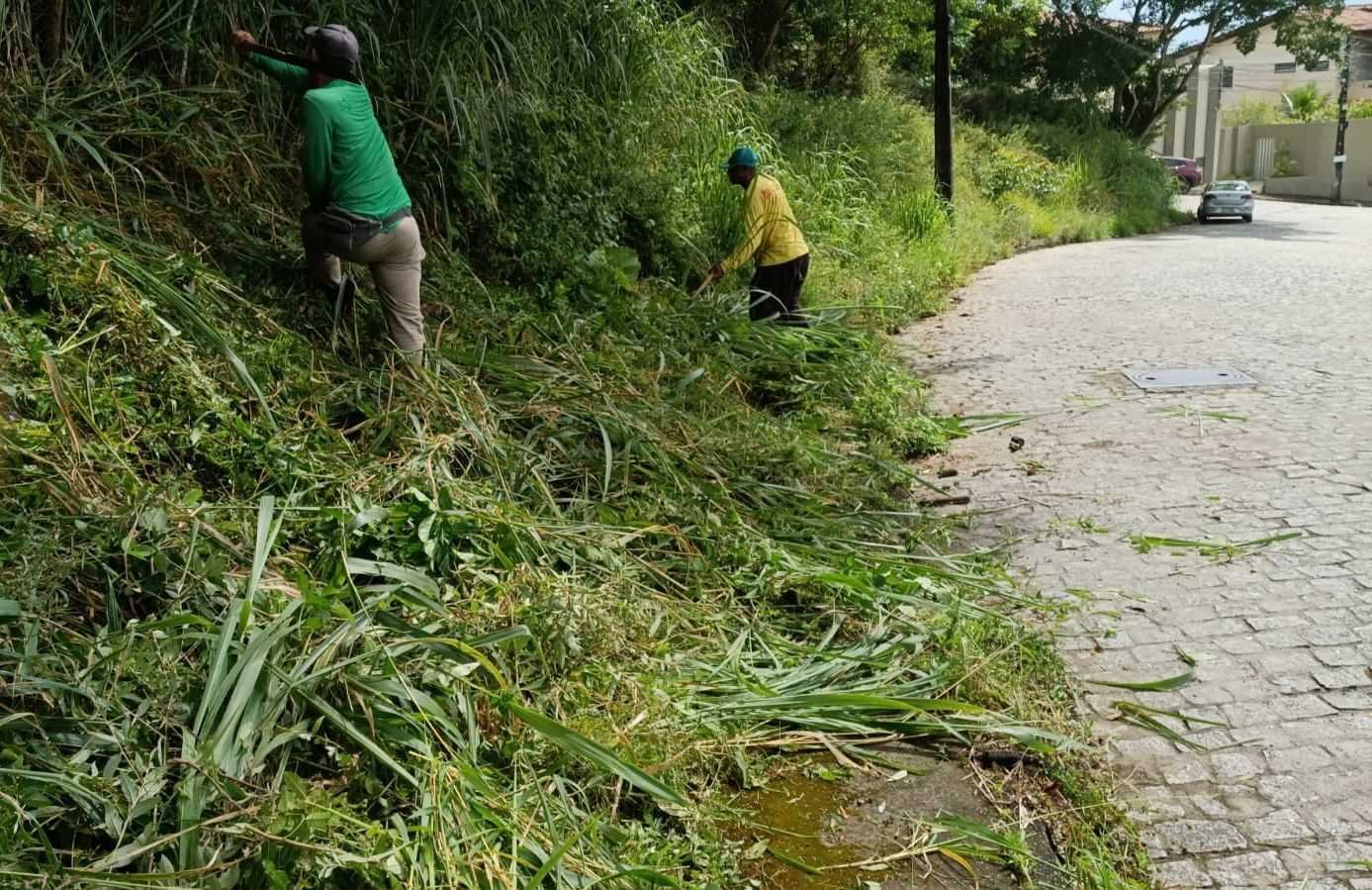 Intensificação do serviço de roçagem reduz avanço da vegetação na Ladeira do Pacheco.