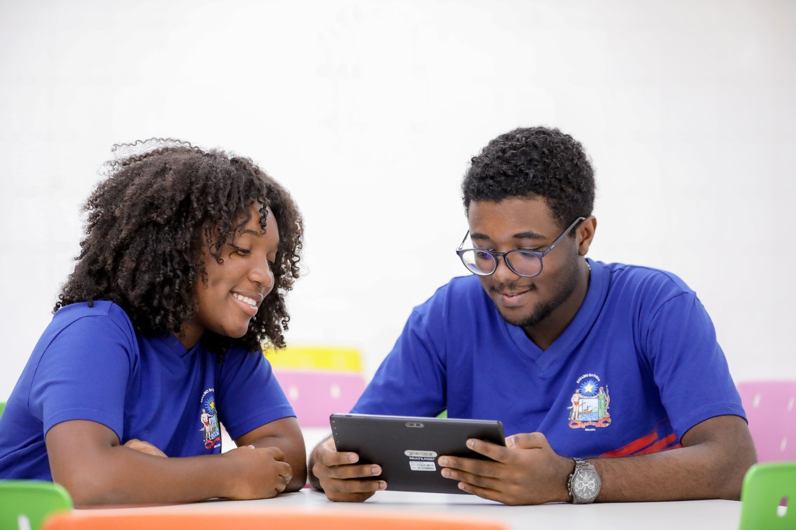 Tablets vão ampliar acesso à tecnologia educacional para estudantes do Ensino Médio da rede estadual em 2026.