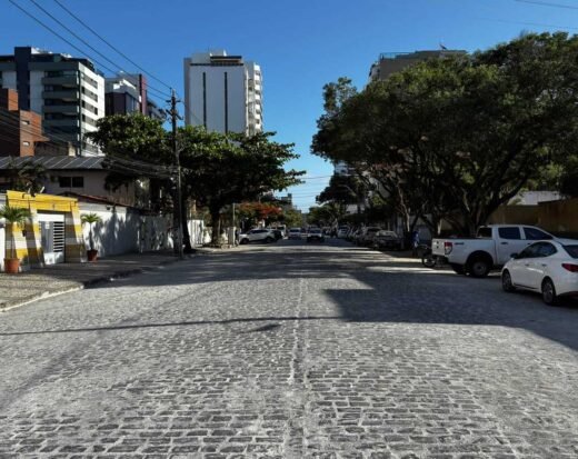 Av. Vereador Marcus Paiva recebe modernização na iluminação e reassentamento de paralelo.