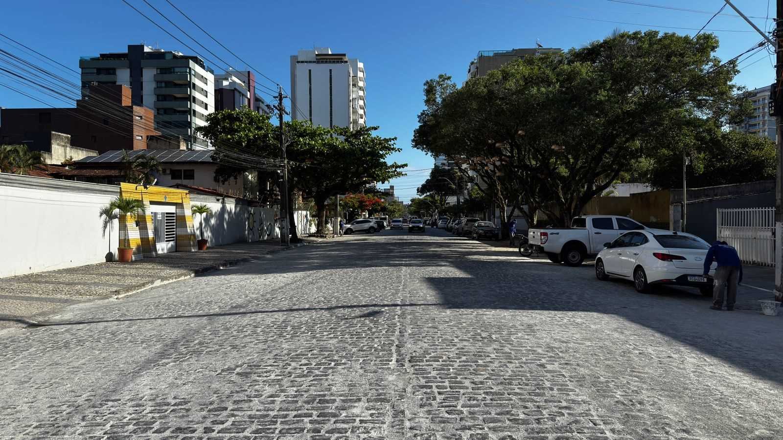 Av. Vereador Marcus Paiva recebe modernização na iluminação e reassentamento de paralelo.