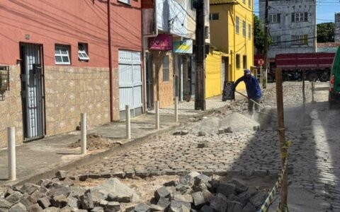 Prefeitura de Ilhéus realiza manutenção de pavimento no bairro São Francisco.