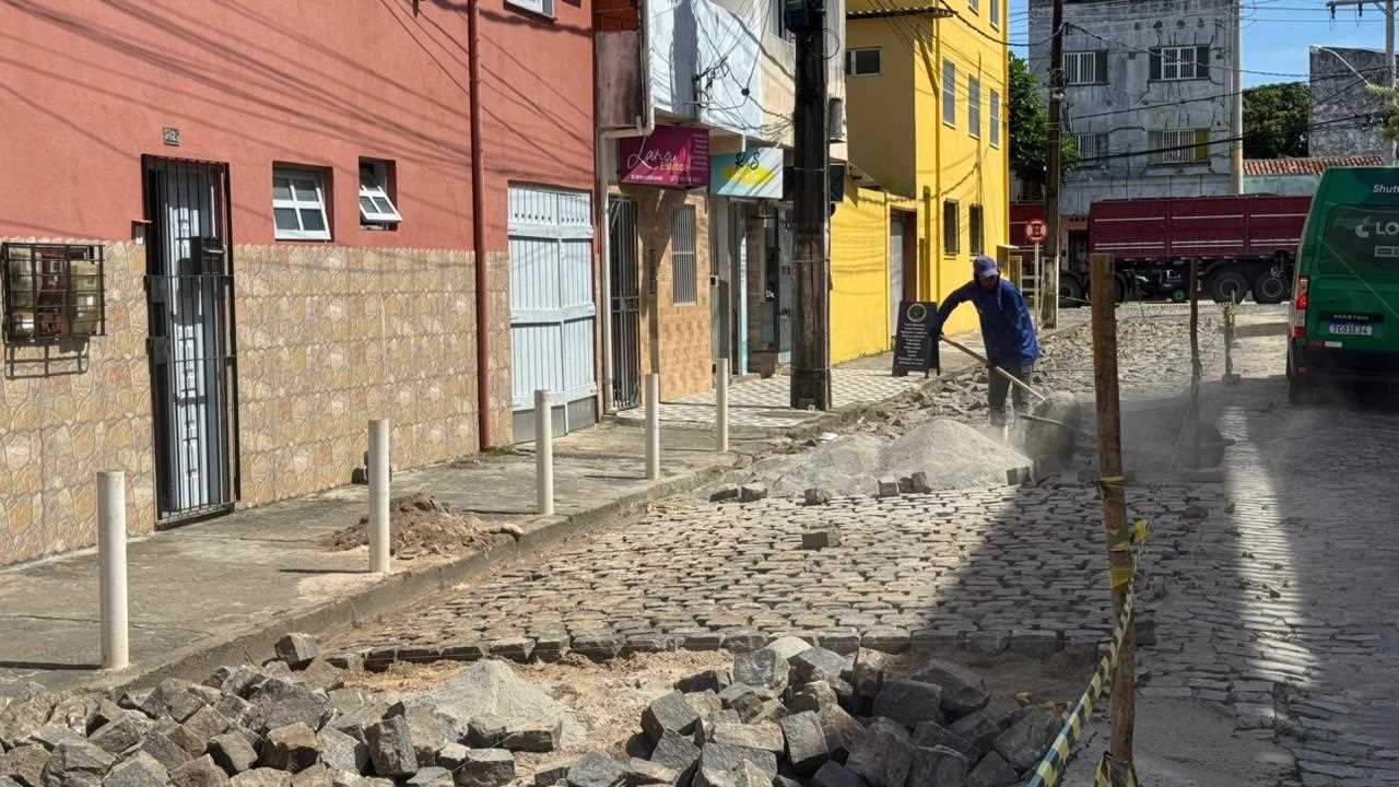Prefeitura de Ilhéus realiza manutenção de pavimento no bairro São Francisco.
