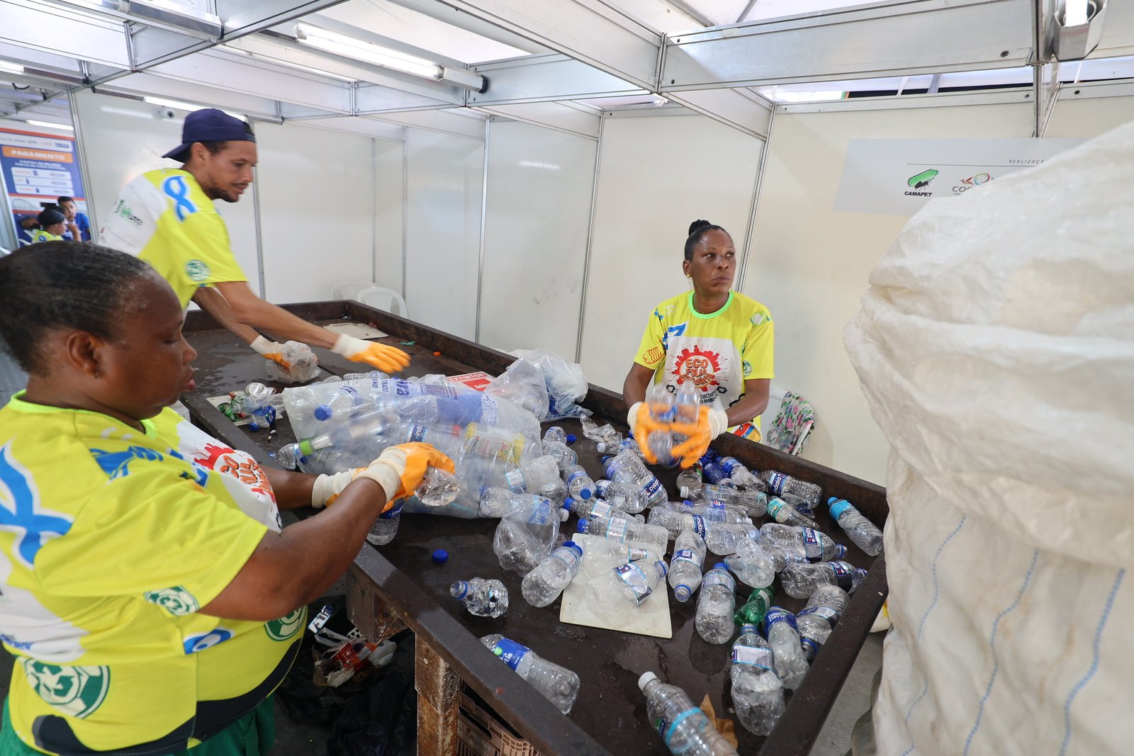 Governo do Estado realiza maior ação de reciclagem da história do Carnaval, com 182 toneladas de resíduos coletados.