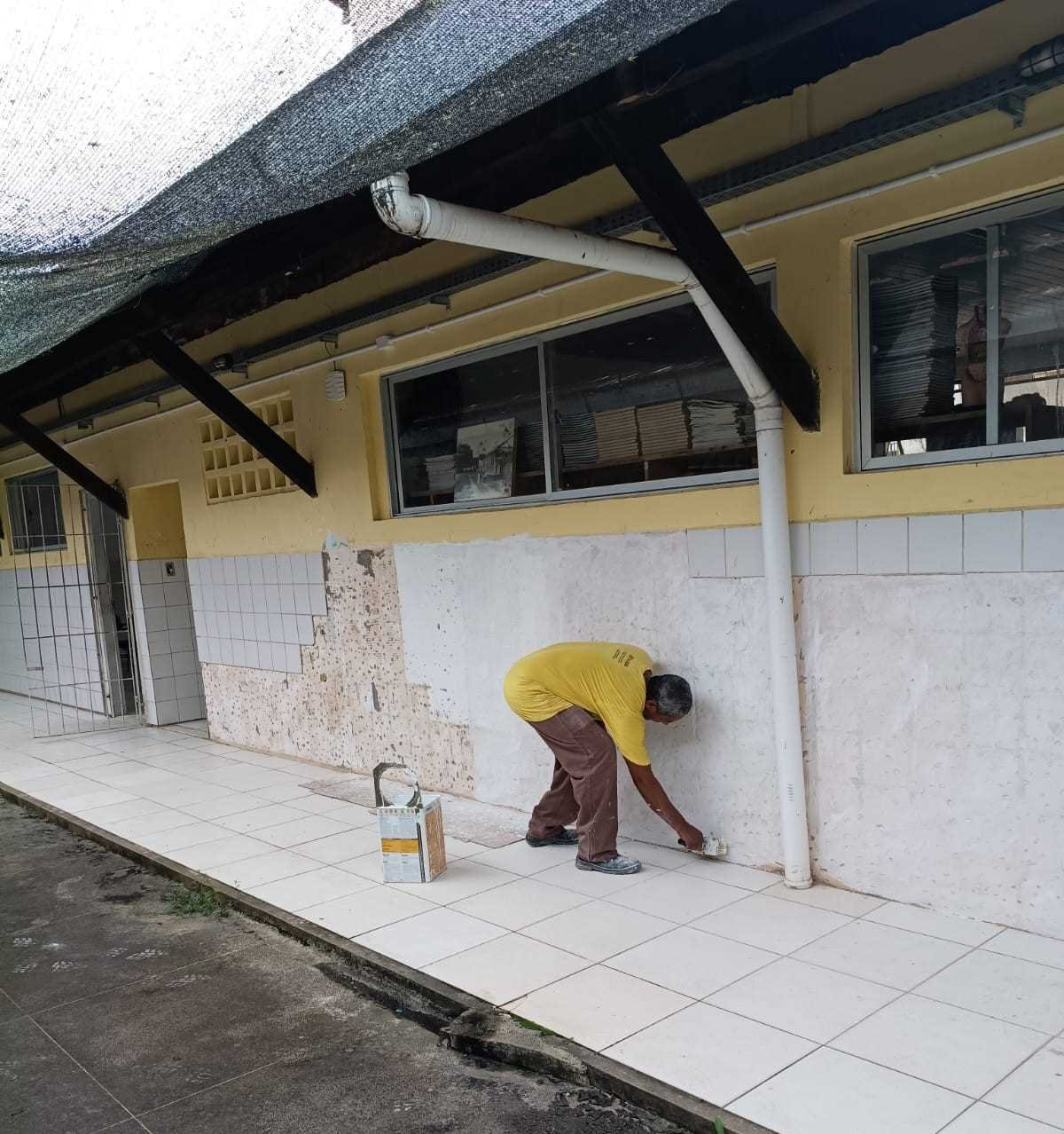 Escola Municipal do Banco da Vitória recebe pintura para início do ano letivo.