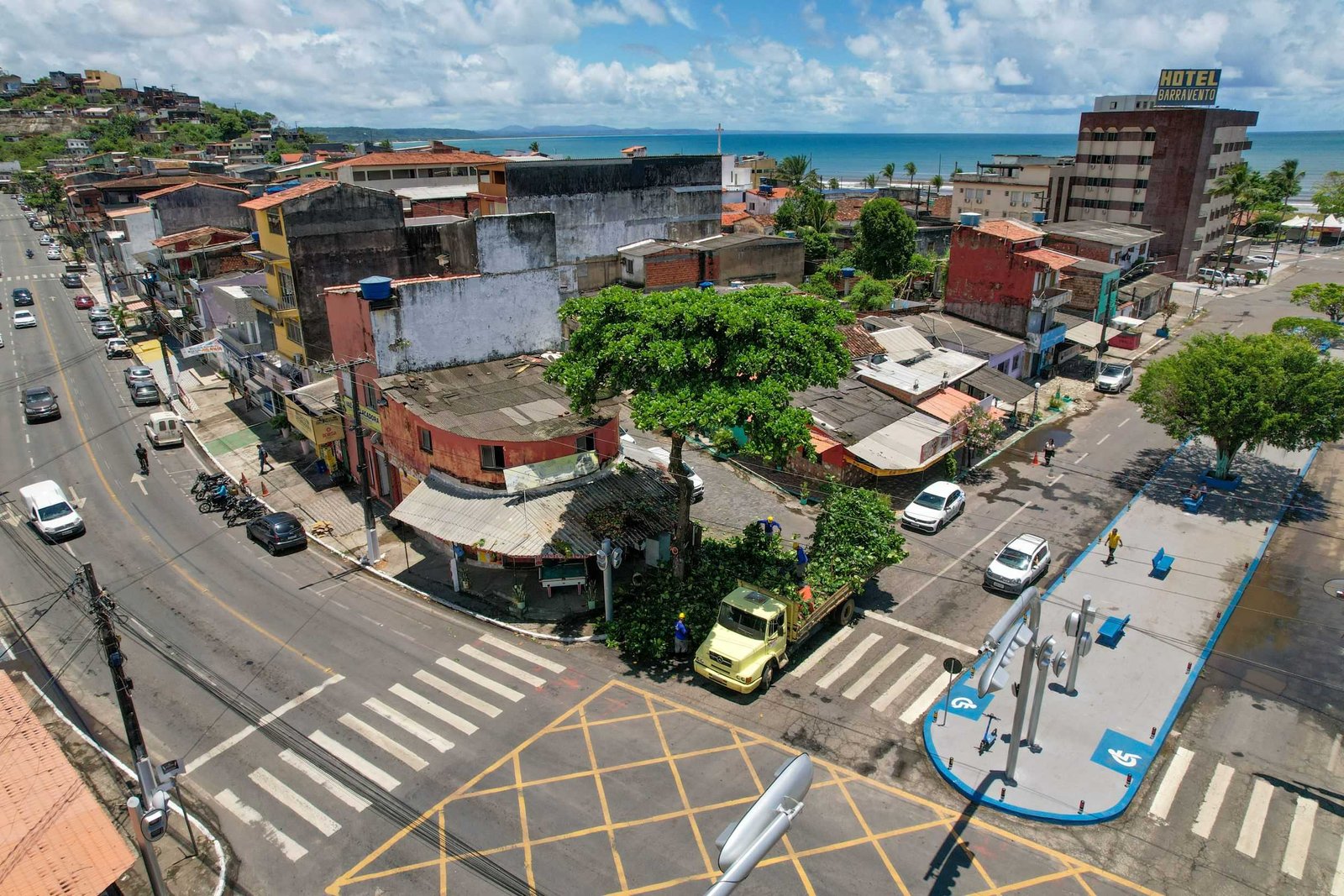 Poda de árvores no Malhado reforça ações da Prefeitura de Ilhéus com o cuidado urbano.