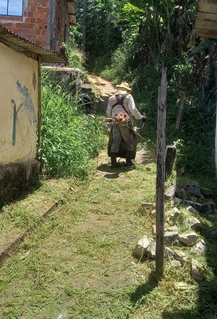 Prefeitura realiza serviço de limpeza no Alto São João, Teresópolis.