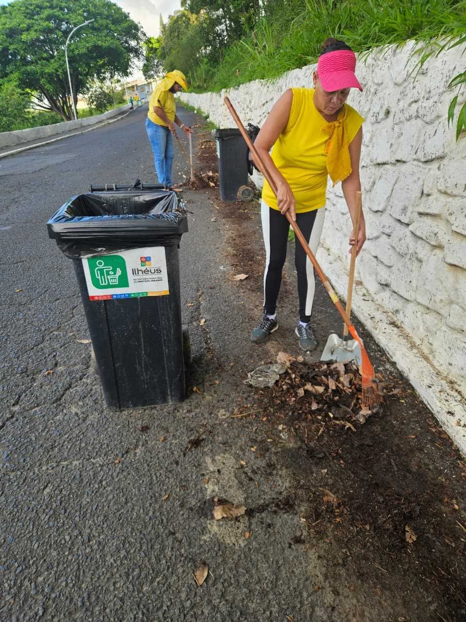 Mutirão de varrição favorece limpeza urbana em Ilhéus.