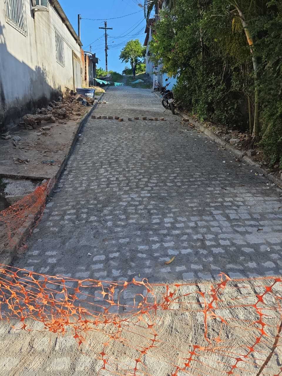 Prefeitura conclui requalificação total da Travessa do Alto Soledade, na zona norte de Ilhéus.