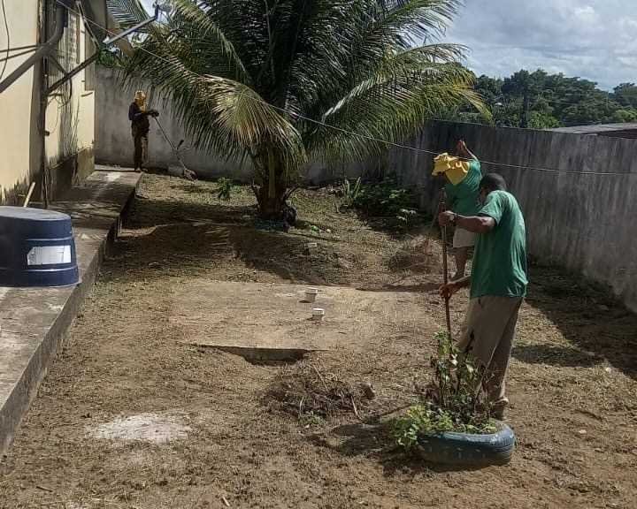 Prefeitura de Ilhéus realiza serviços de limpeza, roçagem e capinagem na Escola Municipal do Couto