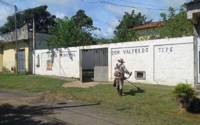Escola Dom Valfredo Tepe recebe serviços de roçagem e limpeza no Nossa Senhora da Vitória.