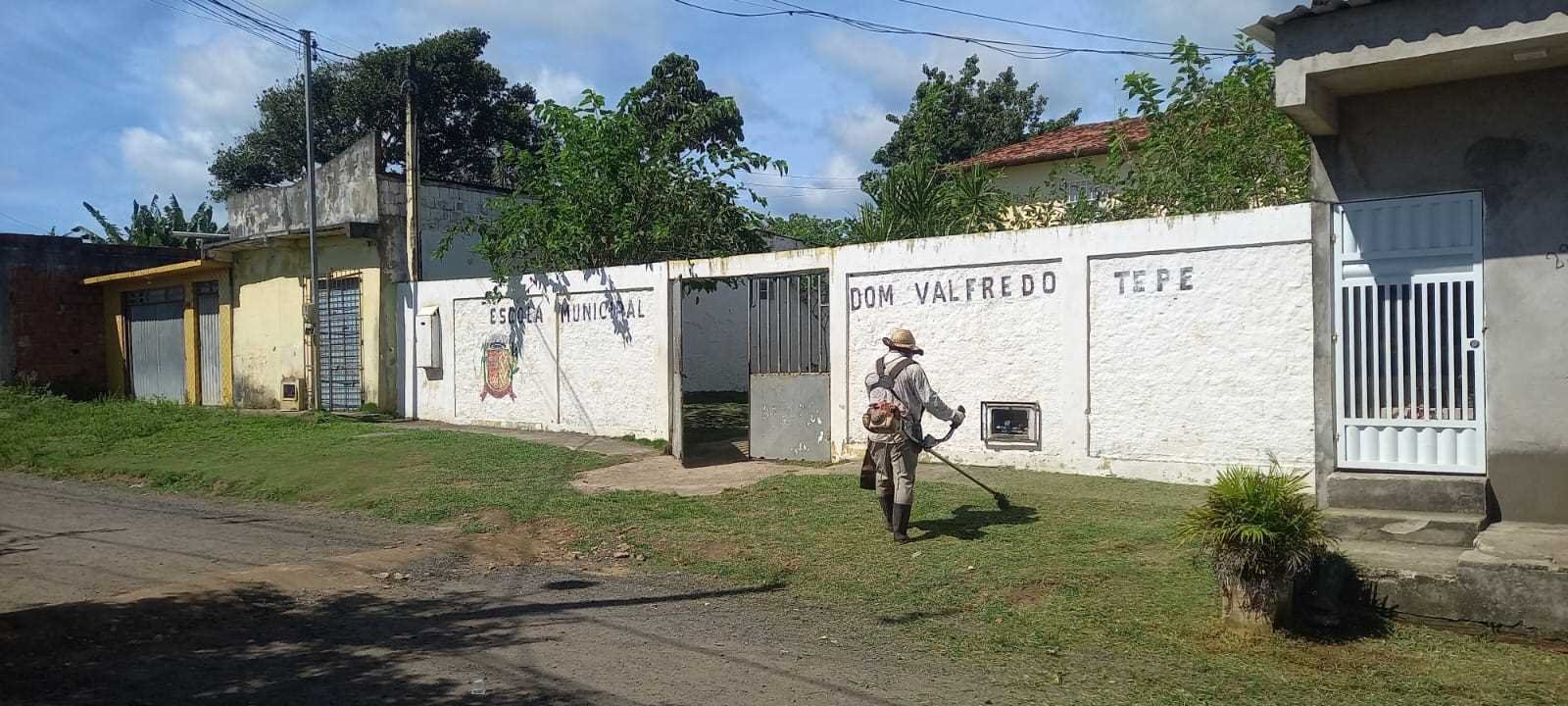 Escola Dom Valfredo Tepe recebe serviços de roçagem e limpeza no Nossa Senhora da Vitória.