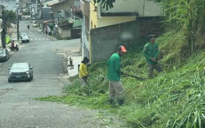 Prefeitura de Ilhéus realiza capinagem na ladeira da Avenida Belmonte, no bairro Conquista.