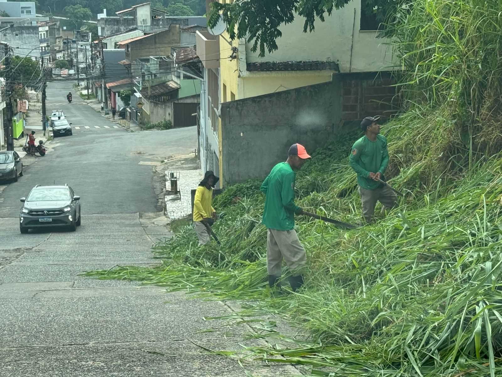 Prefeitura de Ilhéus realiza capinagem na ladeira da Avenida Belmonte, no bairro Conquista.