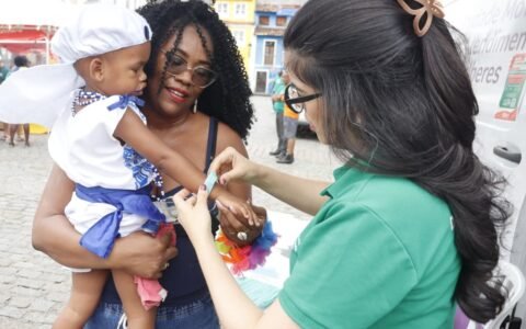 Defensoria distribui mais de 10 mil pulseiras para proteger crianças no Carnaval.