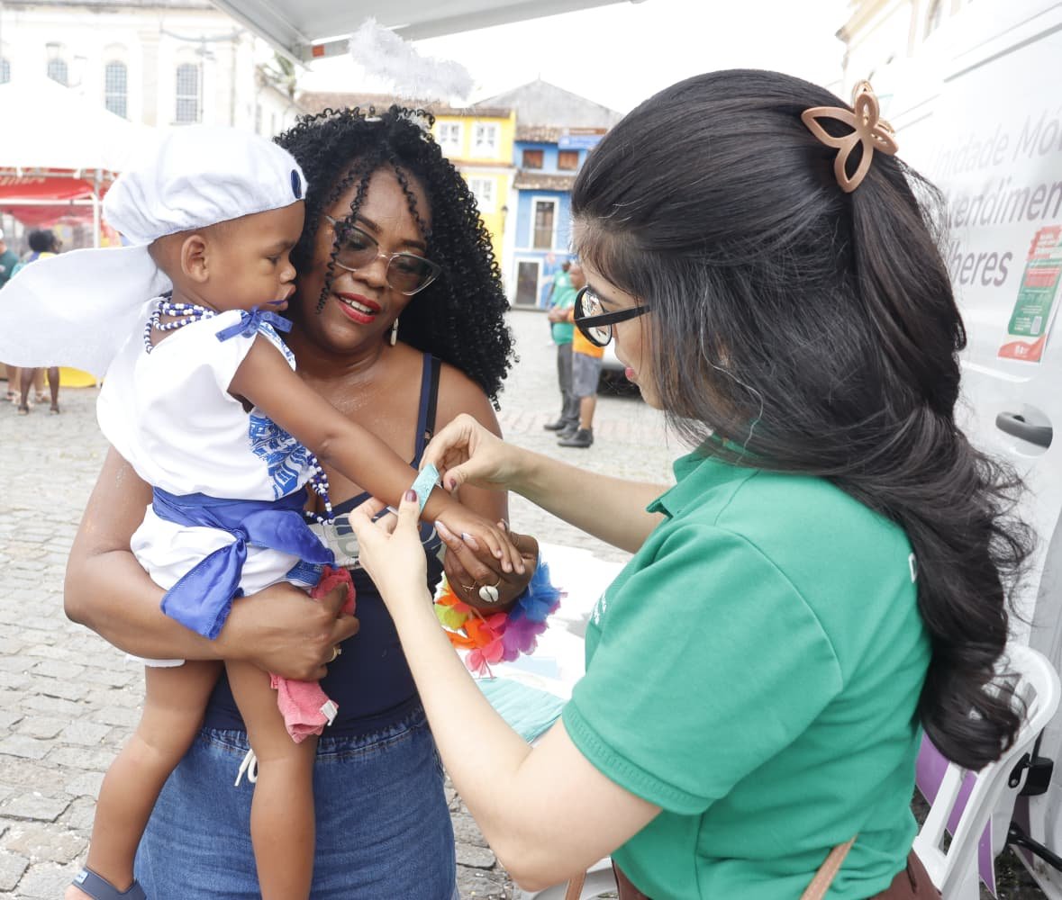 Defensoria distribui mais de 10 mil pulseiras para proteger crianças no Carnaval.
