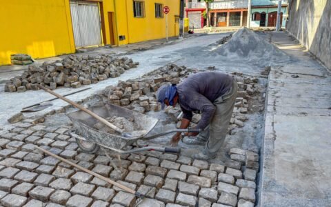 Travessa Santilha Guedes recebe reparos no calçamento.