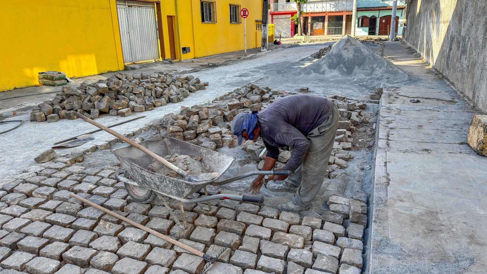 Travessa Santilha Guedes recebe reparos no calçamento.