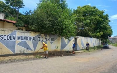 Prefeitura de Ilhéus realiza capinagem, roçagem e limpeza na Escola Municipal Fé e Alegria.