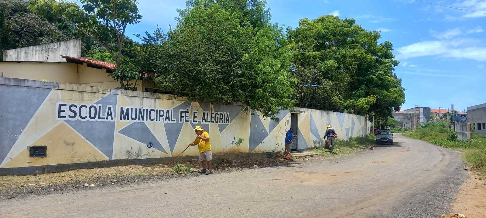 Prefeitura de Ilhéus realiza capinagem, roçagem e limpeza na Escola Municipal Fé e Alegria.