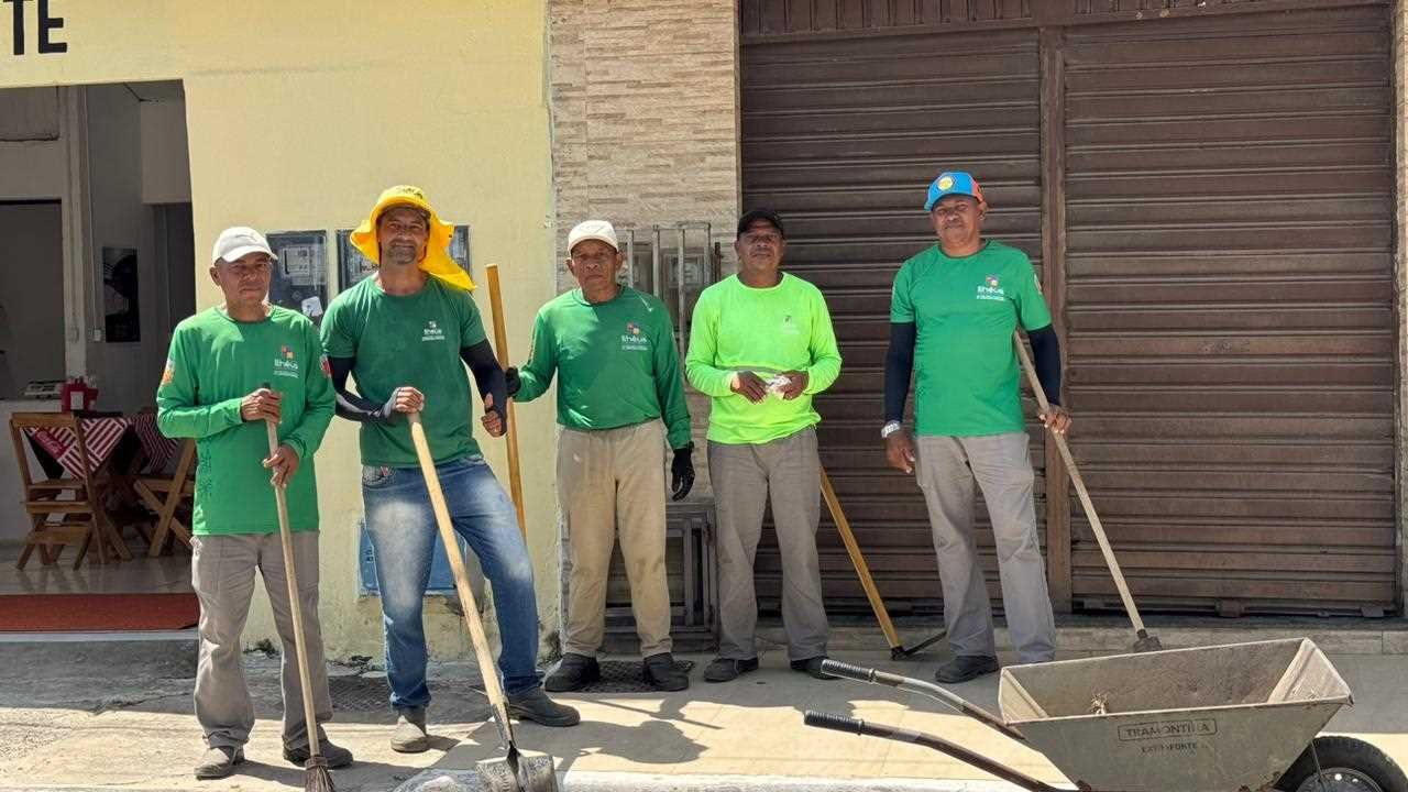 Prefeitura de Ilhéus realiza serviço de limpeza na Sapetinga, Hernani Sá e Conquista.