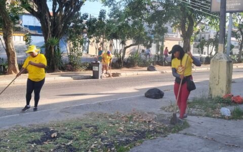 Prefeitura de Ilhéus realiza limpeza do Hernani Sá após blocos de Carnaval.