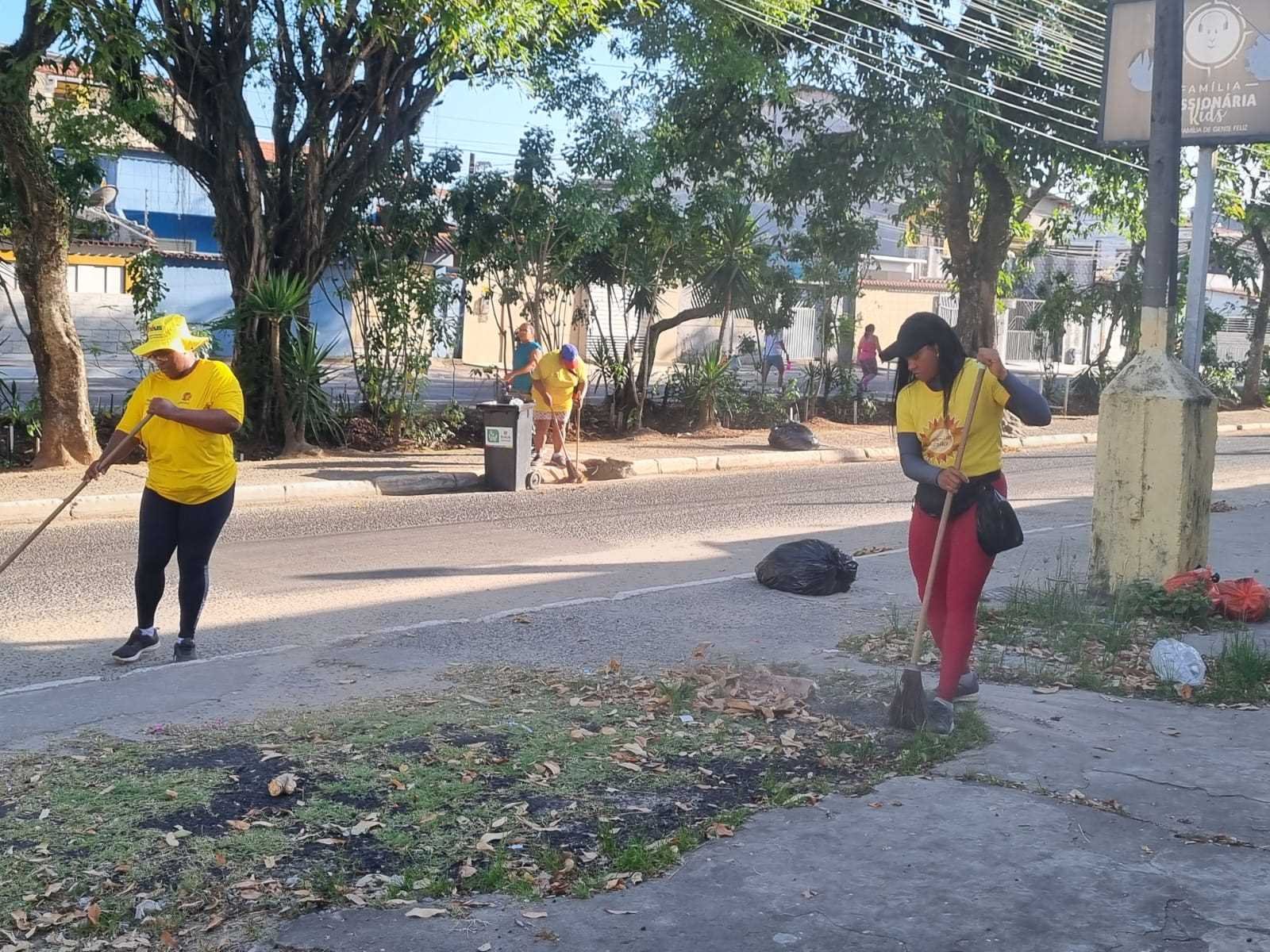 Prefeitura de Ilhéus realiza limpeza do Hernani Sá após blocos de Carnaval.