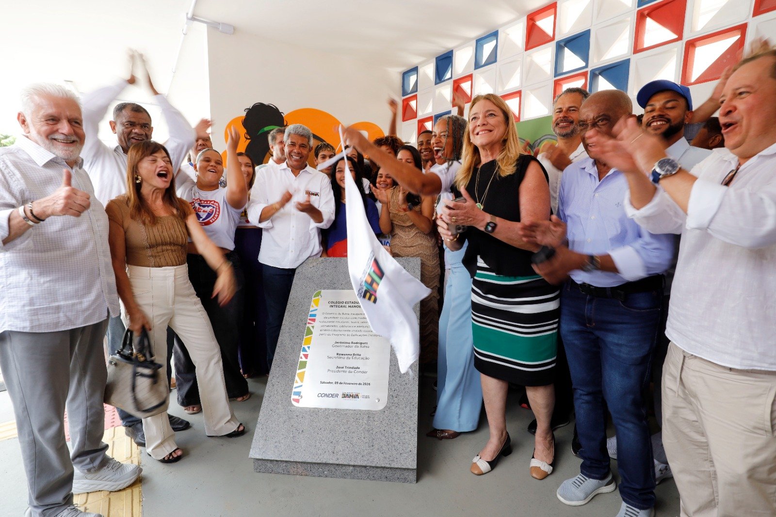 Governador abre ano letivo de 2026 da rede estadual durante inauguração de colégio requalificado em Salvador.