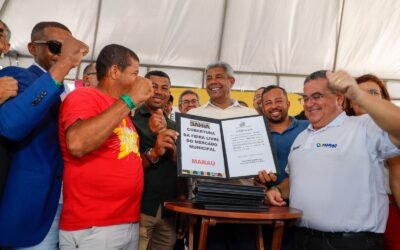 Carnaval de entregas: governador leva mobilidade, apoio ao campo e moradia digna a famílias de Maraú.