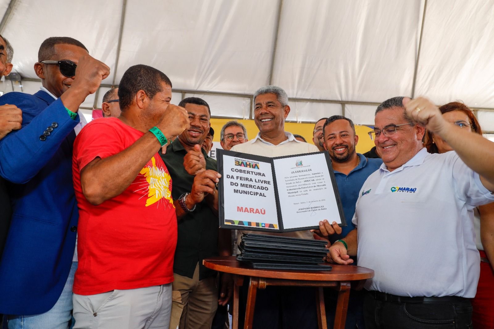 Carnaval de entregas: governador leva mobilidade, apoio ao campo e moradia digna a famílias de Maraú.