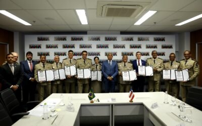Governador assina 130 promoções e PMBA faz história com primeira mulher coronel da corporação.