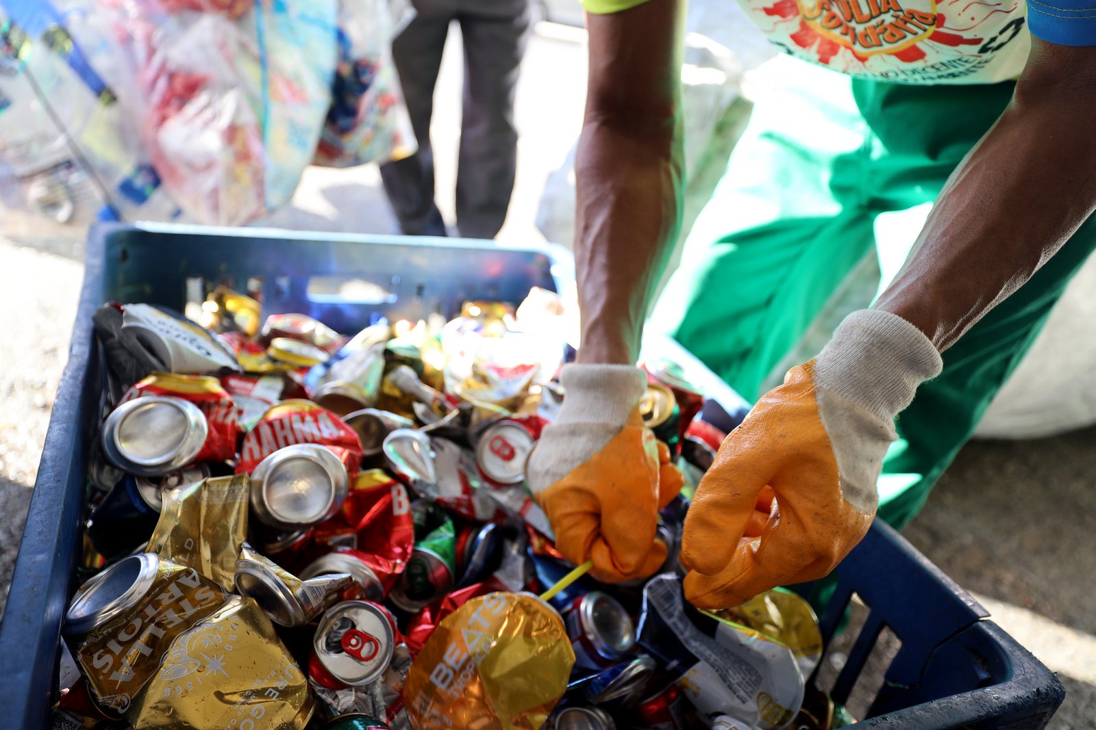 Mais de 140 toneladas retiradas das ruas: reciclagem transforma Carnaval em renda e política pública ambiental.