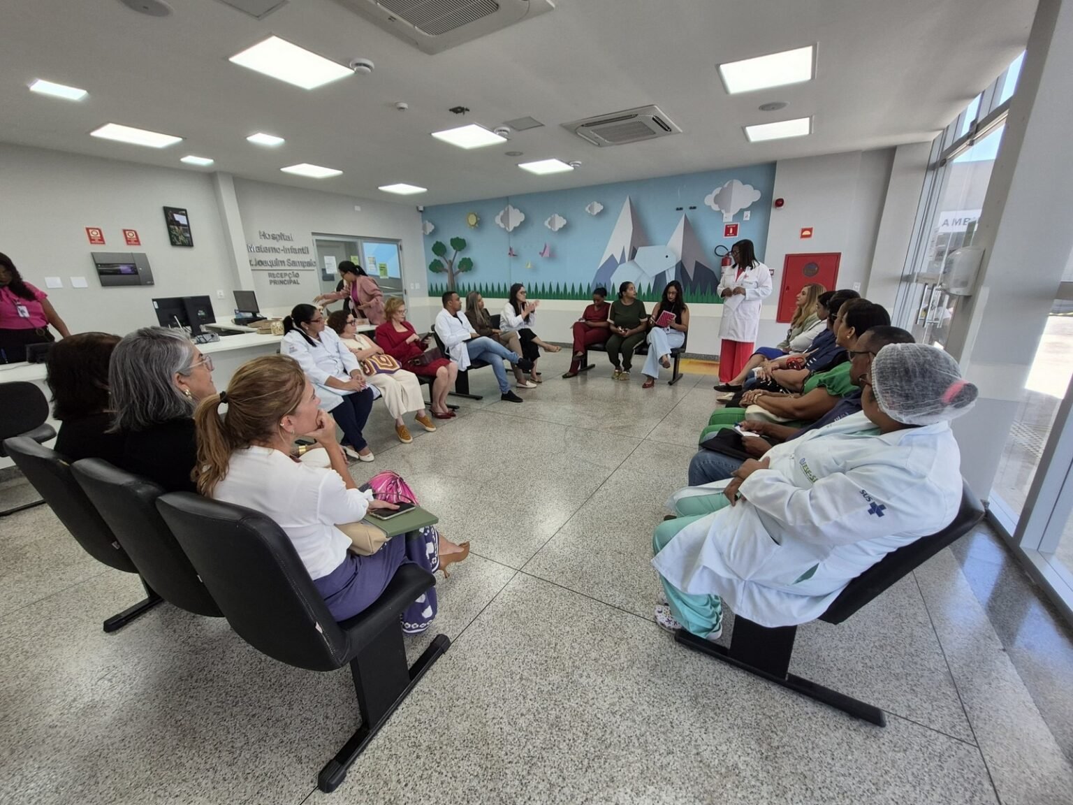 Hospital Materno-Infantil fortalece rede de proteção à mulher e à infância em encontro com representantes do Sistema de Justiça.